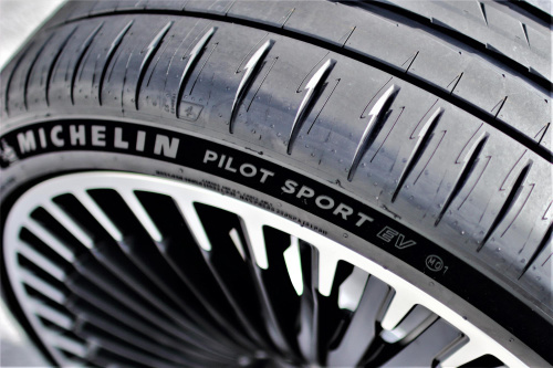 Автомобильные шины
 
Michelin
 
Pilot Sport EV
 
235/55 R20 105W